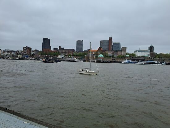 Segelboot vor der Skyline
