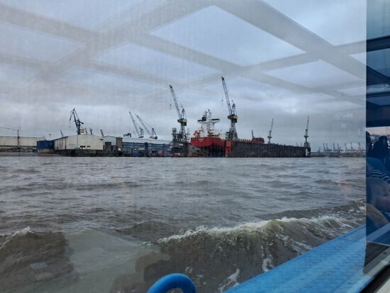 Trockendock und Kräne