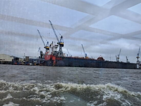 Trockendock und Kräne