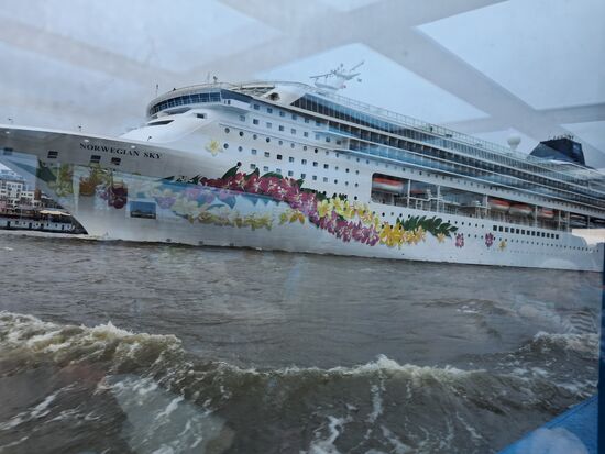 Kreuzfahrtschiff läuft aus