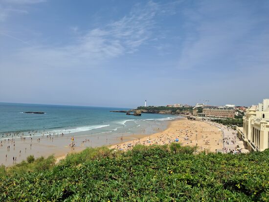 Blick auf den gut besuchten Grande Plage