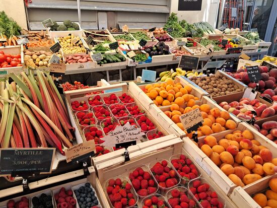 Buntes und vielfältiges Obst und Gemüse