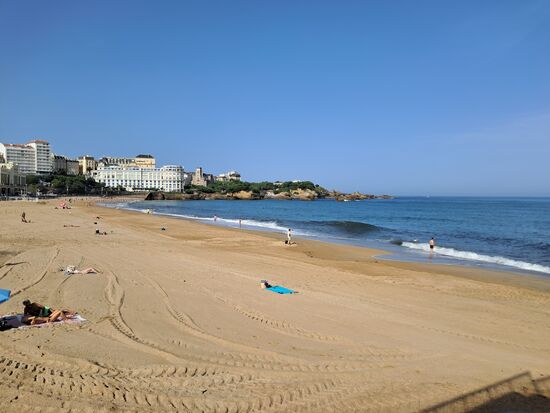 Am frühen Morgen ist der Grande Plage noch recht leer