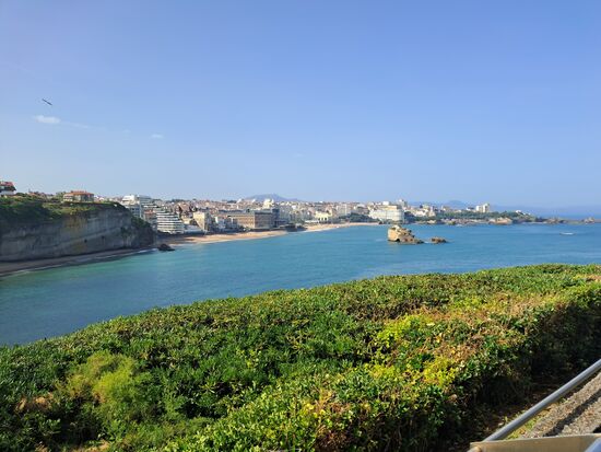 Blick von der Steilküste beim Leuchtturm auf Biarritz
