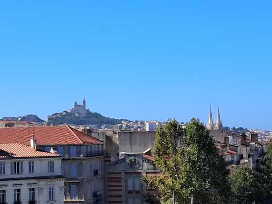 Blick vom Palais de Longchamps auf Kathedrale und Notre Dame de la Garde