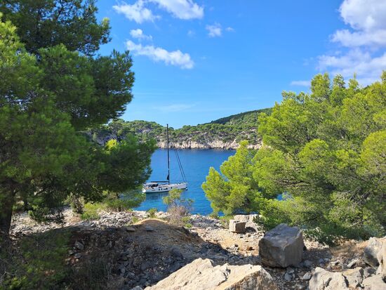 Segelboot in der Port Miou Calanque