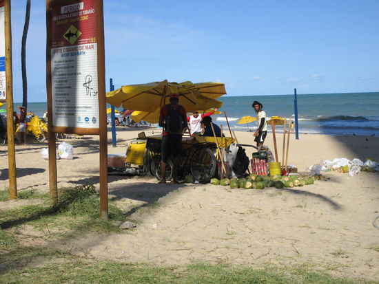 Hier werden Kokosnüsse und mehr angeboten