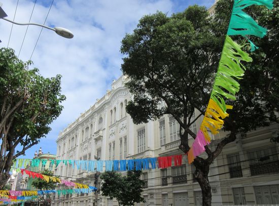 Die Strassen sind geschmückt für den Karneval