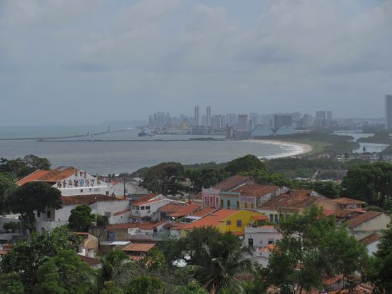 Blick auf Olinda und die Skyline von Recife