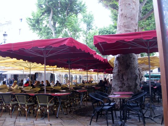 Sitzen unter Platanen