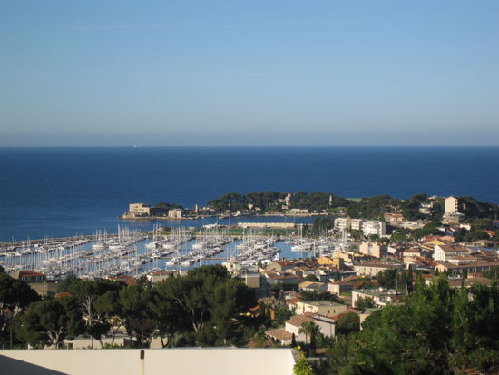 Blick auf die Stadt und den Yachthafen