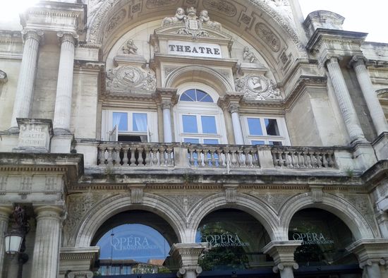 Schöne Fassade des Theaters