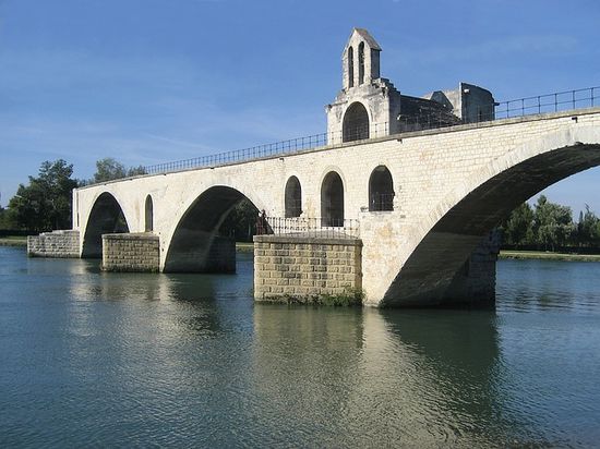 "Sur le pont d'Avignon..."