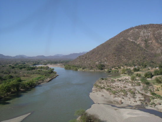 Fluss an der Bahnstrecke