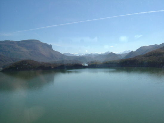 Blick auf einen See an der Bahnstrecke