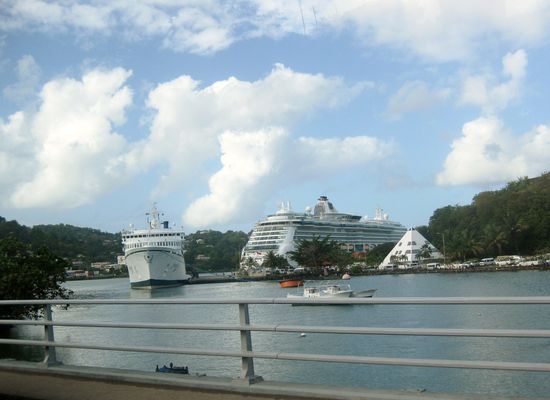 "Brilliance of the Seas" im Hafen von Castries