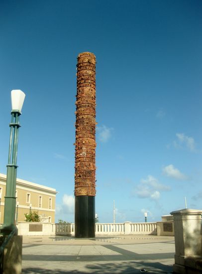 Totem Telurica am Quincentennial Plaza