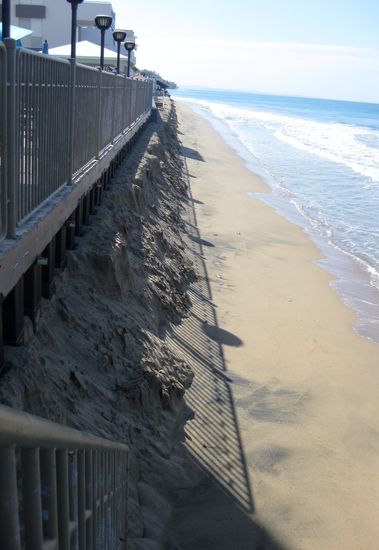 Nur noch bei Ebbe etwas Strand,..