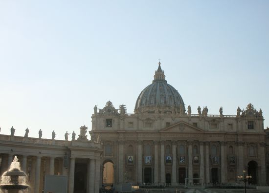 Petersdom und Säulengang