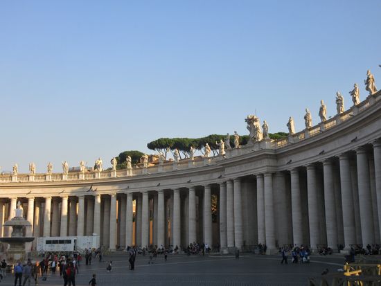 Säulengang am Petersplatz