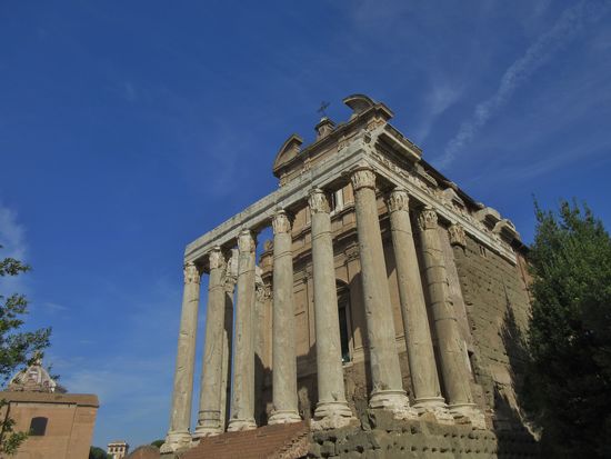 Antonius und Faustina Tempel