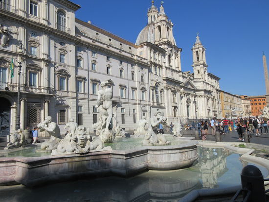 Piazza Navona mit Brunnen und Kirche Sant'Agostino