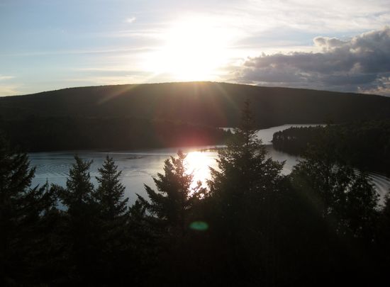 Die letzten Sonnenstrahlen über dem See