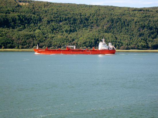 Frachter auf dem Strom