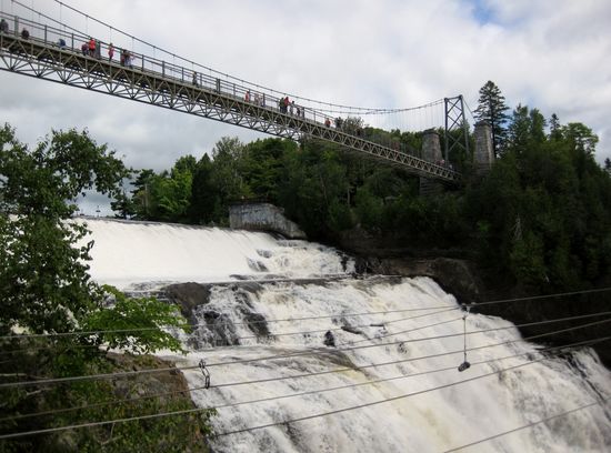 Blick auf die Hängebrücke über dem Fall