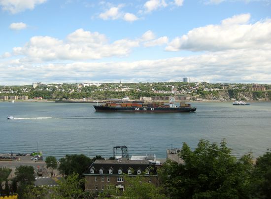 und noch ein Frachtschiff