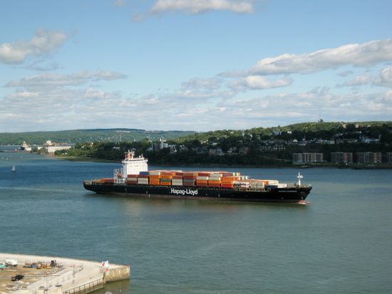 Frachtschiff von Hapag-Lloyd