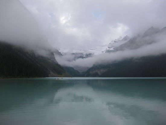 Dunkle Wolken über dem Lake Louise