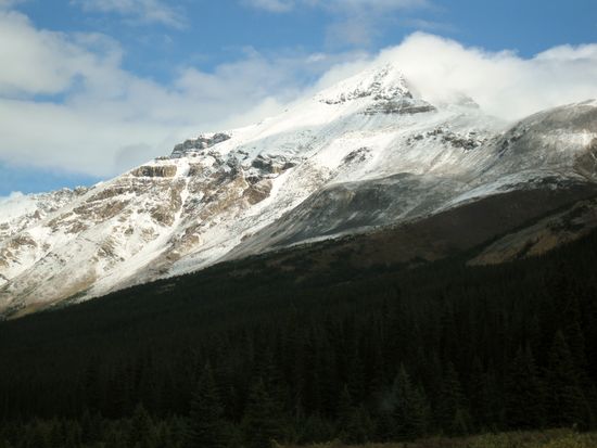 Schneebedeckte Berge im Sommer