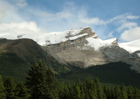 Hohe Berge am Maligne Lake