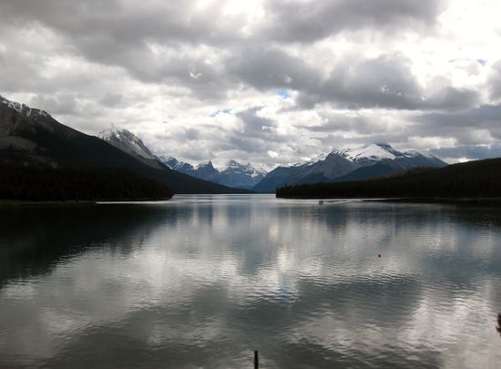 Dunkle Wolken am Maligne Lake