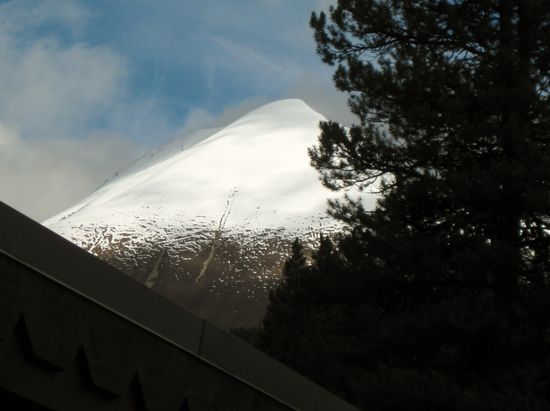 Schneebedeckter Berg am Maligne Lake