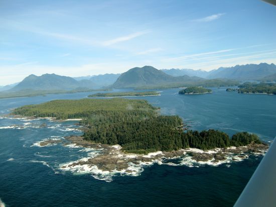 Blaues Meer, blauer Himmel und grüne Wälder
