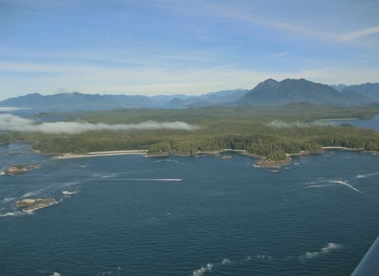 Die Küste mit den Bergen im Hintergrund