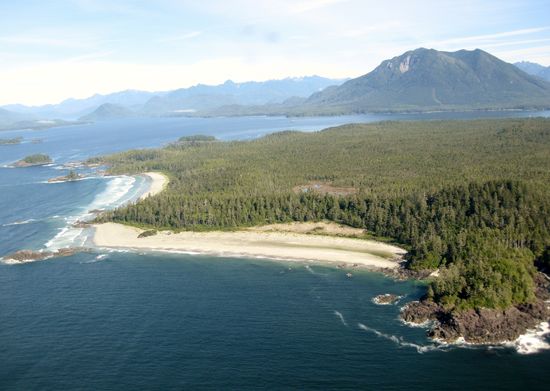 Ein Sandstrand- nur per Boot erreichbar