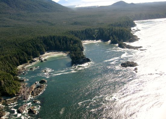 Das Wasser glitzert im Sonnenlicht