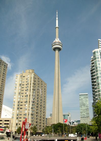 Blick auf CN Tower von der Hafenpromenade
