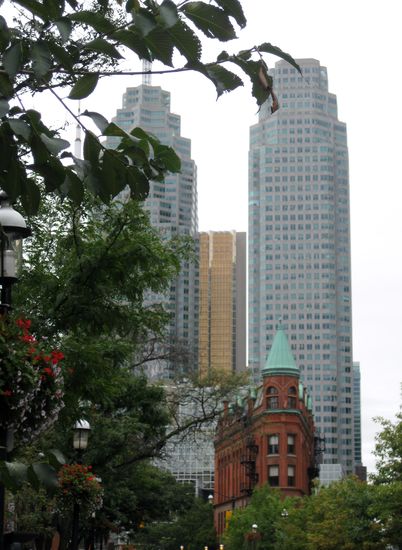 Kontraste - Gooderham Building und Bürotürme am Brookfield Place