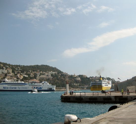 Fähre läuft in Nizza ein