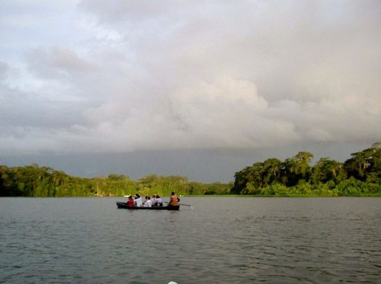 Geruhsame Bootsfahrt auf den Kanälen