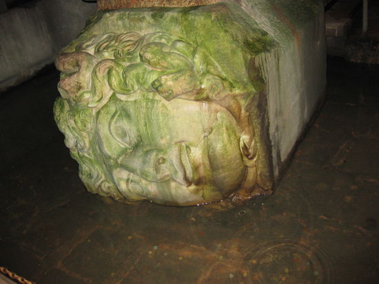 Medusa in der Zisterne