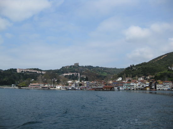 Blick auf Anadolu Kavagi und im Hintergrund das Fort