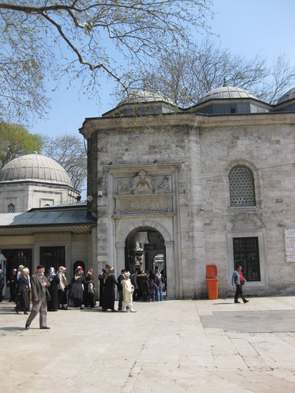 Gläubige bei der Moschee