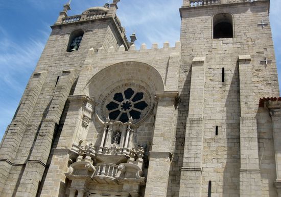 Fensterrose über dem Eingangsportal