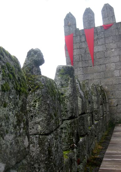 Verwitterte Burgmauer