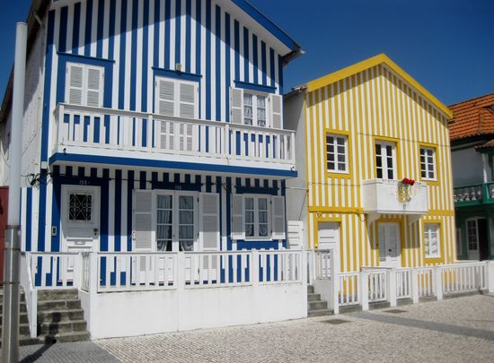 Sommerhäuser in blau und gelb